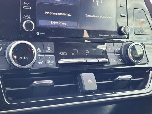 Used 2021 Toyota Highlander XLE FWD image 23