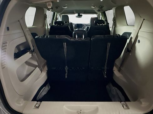 Used 2023 Chrysler Pacifica Touring-L image 29