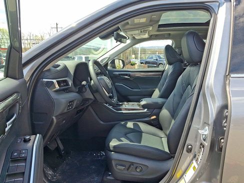 New 2026 Toyota Highlander Platinum AWD/4WD image 14