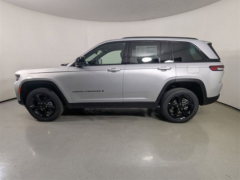 New 2025 Jeep Grand Cherokee Altitude image 4