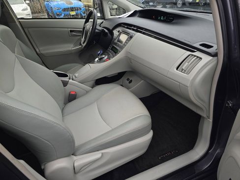 Used 2014 Toyota Prius Five image 16