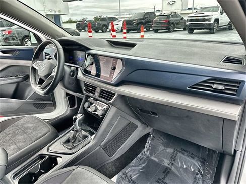 Used 2024 Volkswagen Taos SE image 29