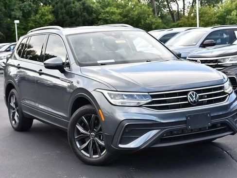 Used 2023 Volkswagen Tiguan SE w/ Panoramic Sunroof Package FWD image 2