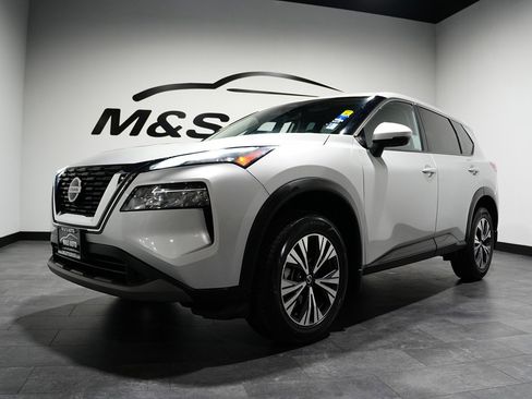 Used 2021 Nissan Rogue SV image 3