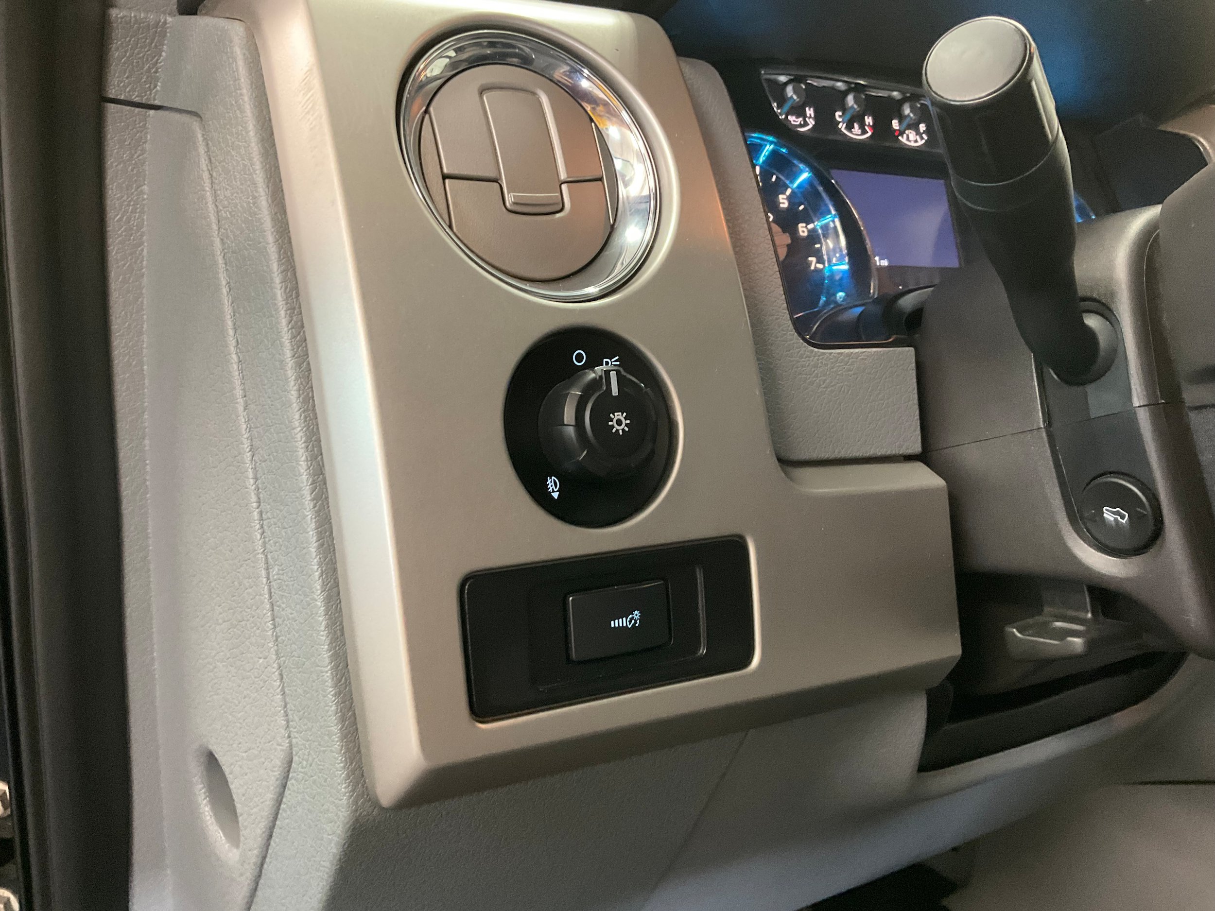 Used 2013 Ford F150 Lariat w/ Lariat Chrome Pkg AWD/4WD image 12