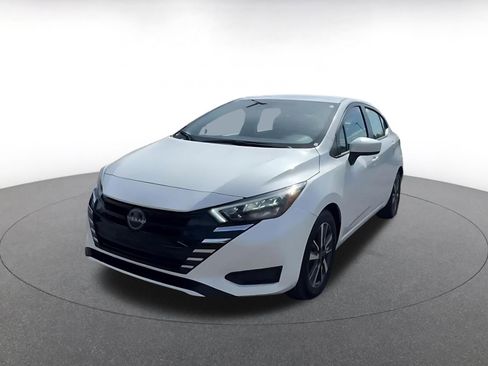 Used 2025 Nissan Versa SV image 4
