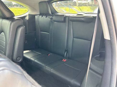 Used 2024 Toyota Highlander XLE FWD image 12