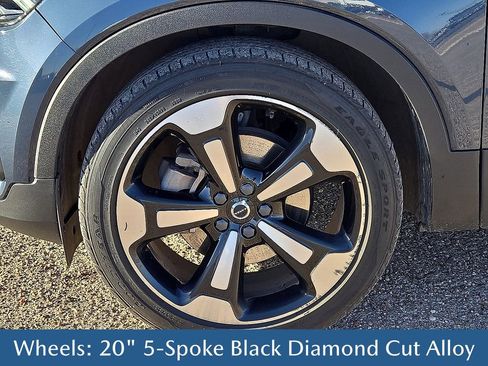 Certified 2021 Volvo XC40 T5 Momentum w/ Premium Package image 9