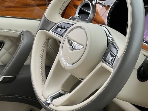 Used 2018 Bentley Bentayga AWD/4WD image 41