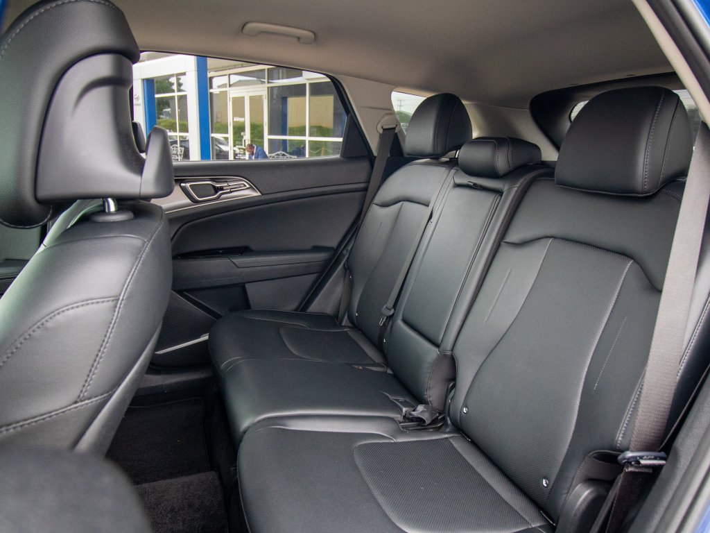Used 2025 Kia Sportage EX FWD image 11