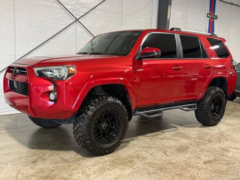 Used 2020 Toyota 4Runner SR5 AWD/4WD image 3