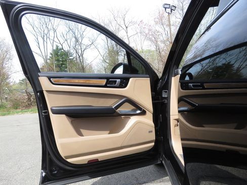 Used 2021 Porsche Cayenne Turbo AWD/4WD image 9