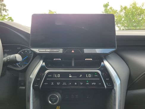Used 2024 Toyota Venza XLE AWD/4WD image 26