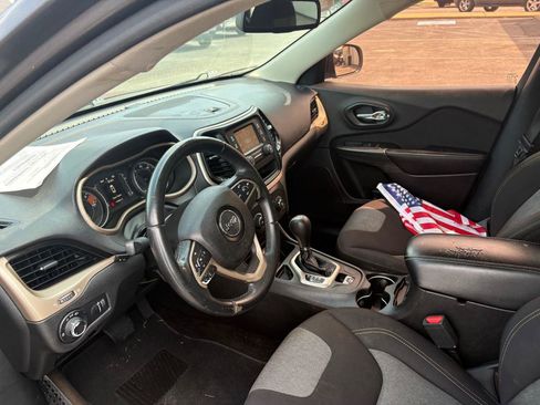 Used 2017 Jeep Cherokee Sport FWD image 10