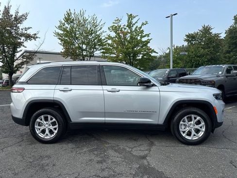 Used 2024 Jeep Grand Cherokee Limited AWD/4WD image 17