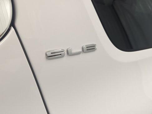 Used 2023 GMC Acadia SLE w/ Driver Convenience Package image 8