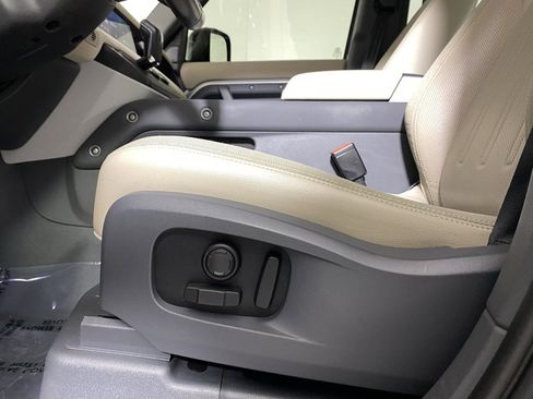 Used 2020 Land Rover Defender 110 SE image 13