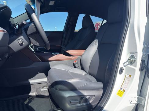 Certified 2024 Toyota Venza XLE image 10