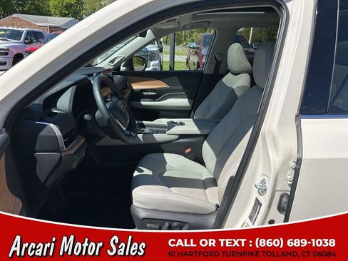 Used 2024 Toyota Grand Highlander AWD image 16
