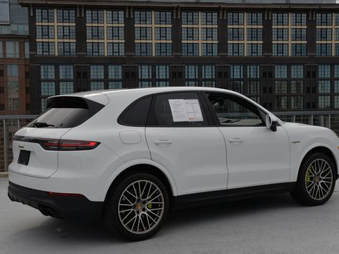Certified 2022 Porsche Cayenne Platinum Edition image 9