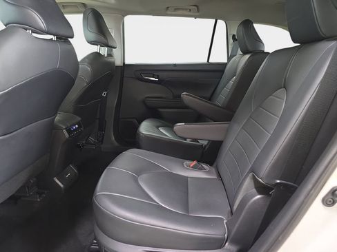 Used 2020 Toyota Highlander XLE AWD/4WD image 14