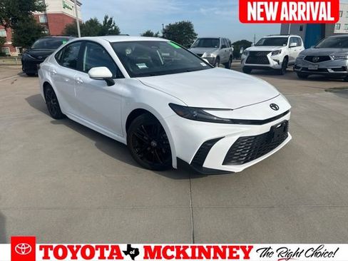 Used 2025 Toyota Camry SE FWD image 1