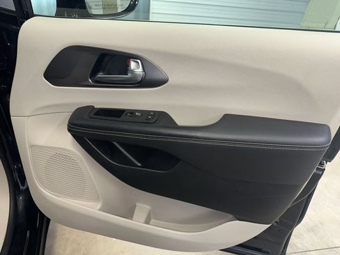 Used 2024 Chrysler Pacifica Touring-L FWD image 28
