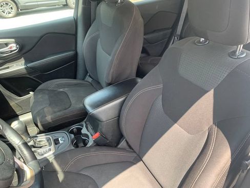 Used 2016 Jeep Cherokee Latitude FWD image 9
