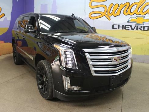 Used 2018 Cadillac Escalade Platinum AWD/4WD image 4