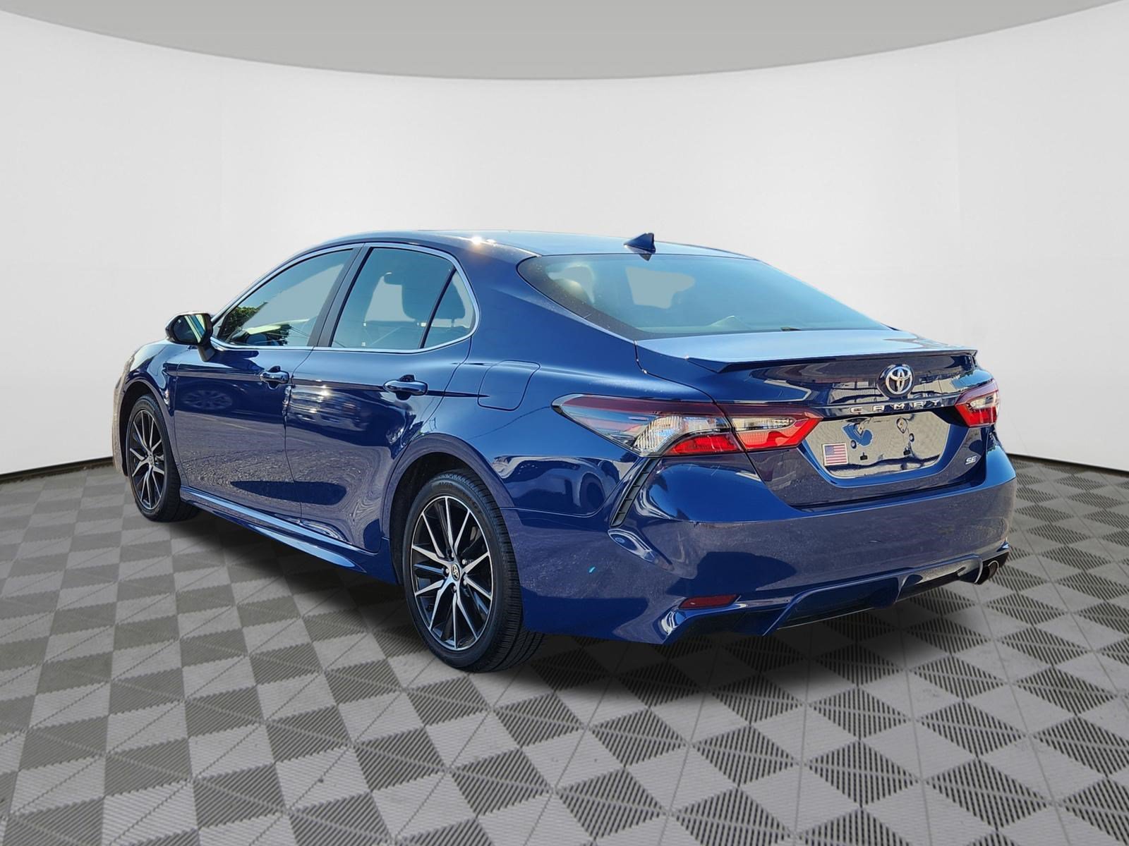 Used 2024 Toyota Camry SE FWD image 3