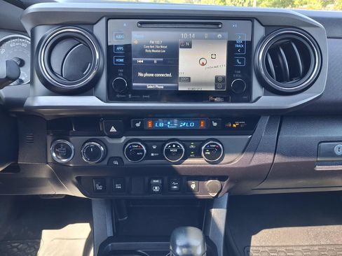 Used 2018 Toyota Tacoma TRD Sport AWD/4WD image 14