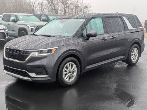 Used 2023 Kia Carnival LX image 8