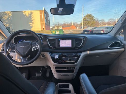 Used 2023 Chrysler Voyager LX image 31