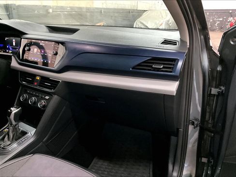 Used 2022 Volkswagen Taos SE w/ Panoramic Sunroof Package image 18