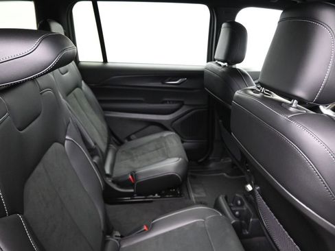 New 2025 Jeep Grand Cherokee L Altitude image 17