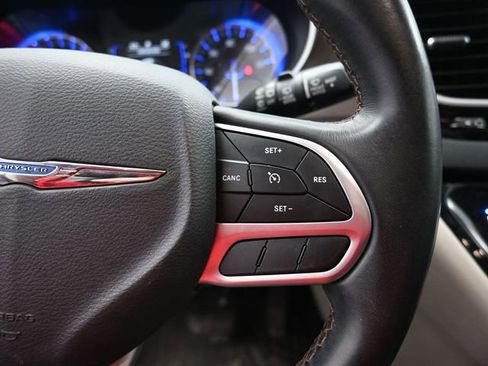 Used 2018 Chrysler Pacifica Touring-L image 21