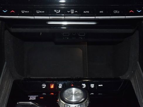 Certified 2024 Jeep Wagoneer Series II w/ Flexible Seating Group AWD/4WD image 18