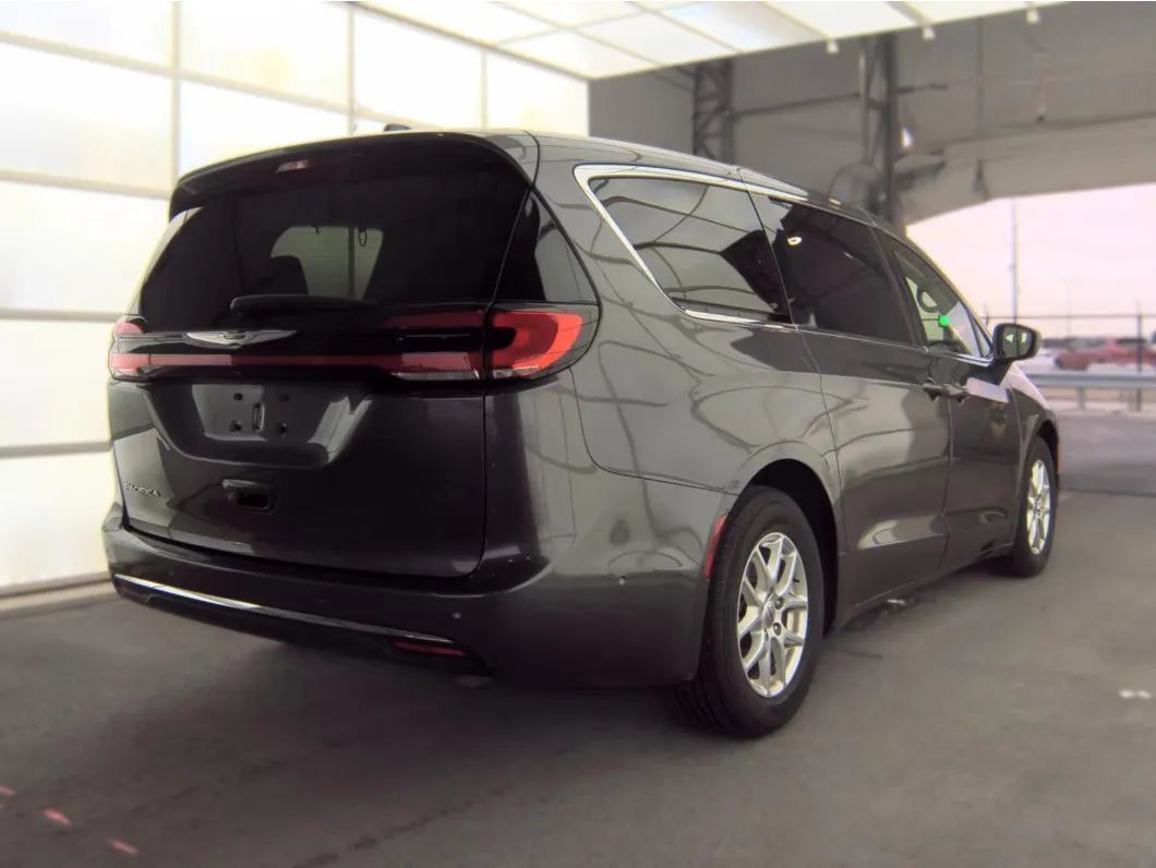 Used 2023 Chrysler Pacifica Touring-L FWD image 4