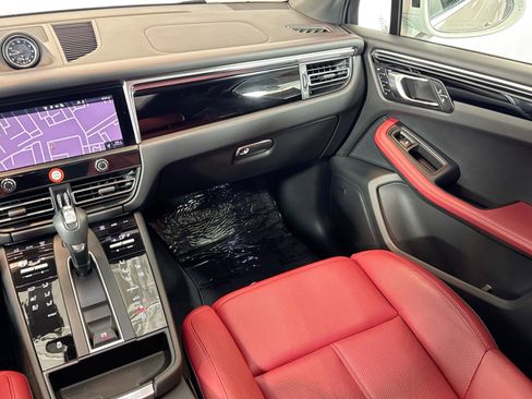 Certified 2025 Porsche Macan AWD/4WD image 21