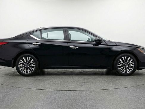 Used 2025 Nissan Altima 2.5 SV image 11