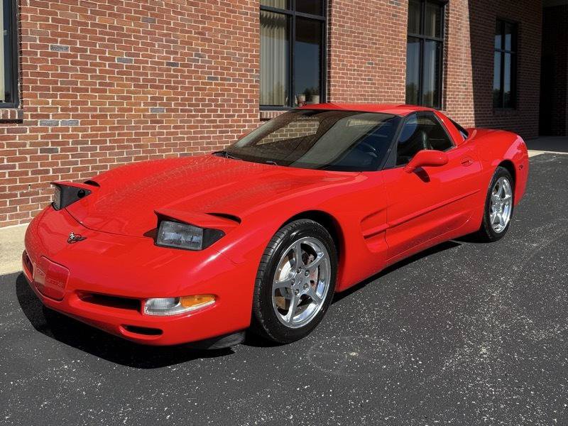 Used 2004 Chevrolet Corvette Coupe RWD image 2