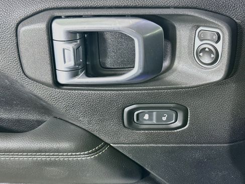 Used 2019 Jeep Wrangler Unlimited Sahara AWD/4WD image 14