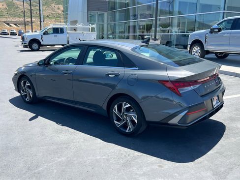 Used 2025 Hyundai Elantra SEL FWD image 11
