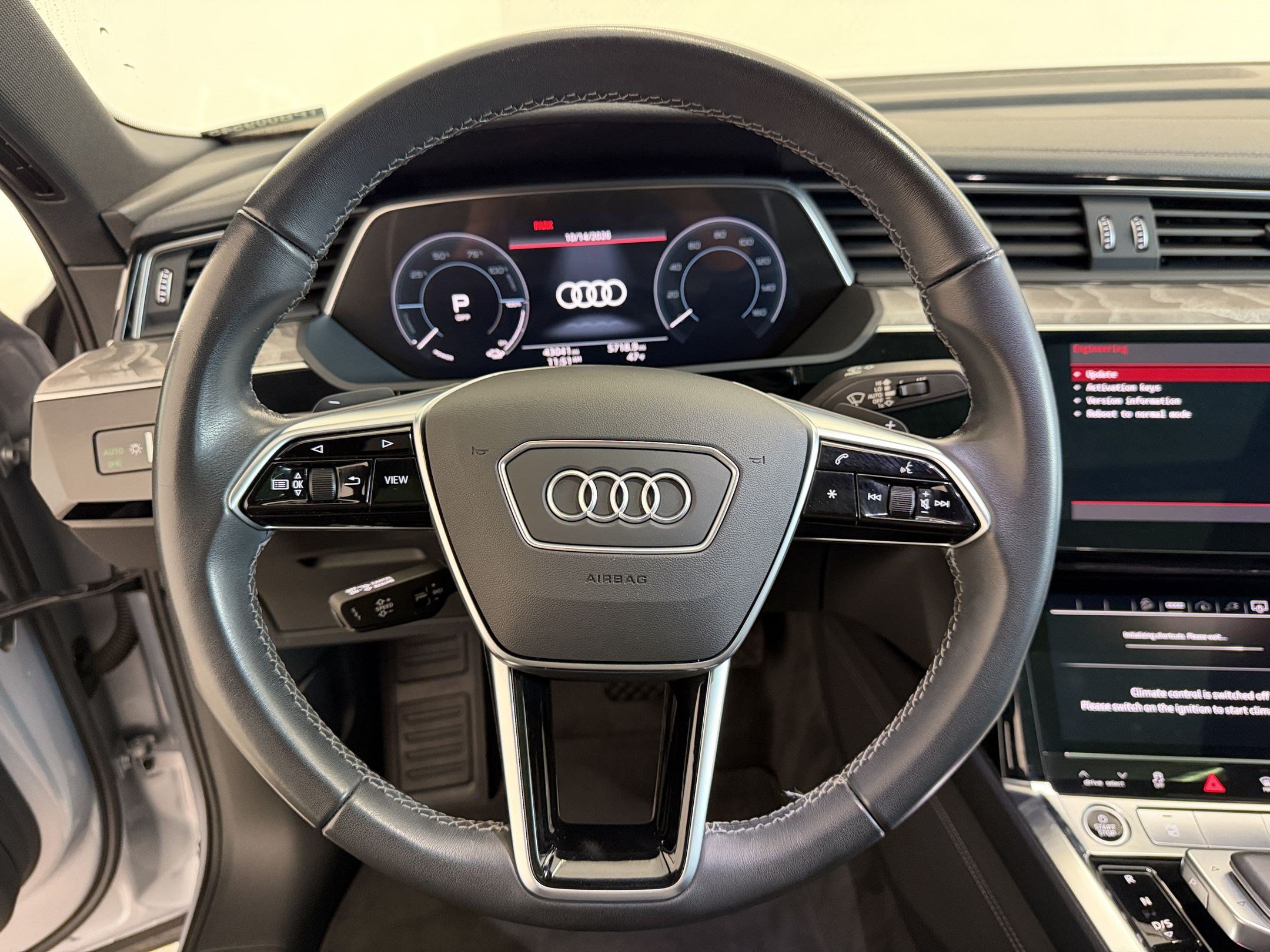 Used 2023 Audi e-tron Premium Plus w/ Premium Plus Package AWD/4WD image 11