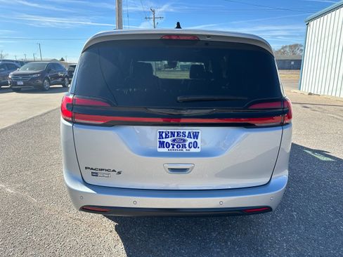 Used 2024 Chrysler Pacifica Touring-L w/ S Appearance Package image 5