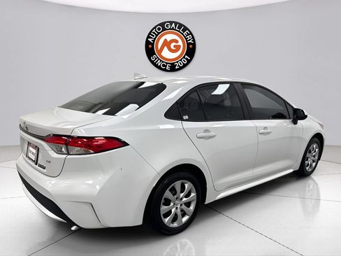 Used 2022 Toyota Corolla LE FWD image 3