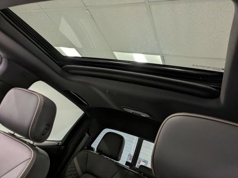 Used 2025 GMC Canyon Denali AWD/4WD image 22