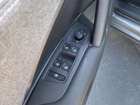 Used 2025 Volkswagen Tiguan S image 17