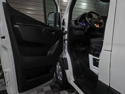 Used 2022 Mercedes-Benz Sprinter 2500 image 29