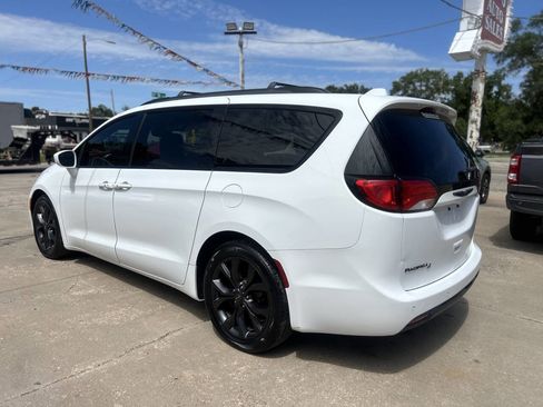 Used 2018 Chrysler Pacifica Touring-L Plus FWD image 47